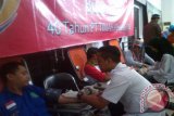 PT Timah (Persero) Tbk membantu Palang Merah Indonesia (PMI) Kota Pangkapinang 450 kantong darah pada peringatan Bulan Bhakti PT Timah ke-40 di Pangkalpinang, Selasa (19/7). (Foto Antara/ Aprionis)