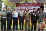 Kepala Kantor Kementerian Pertahanan Aceh, Brigjen TNI Adi Sudaryanto (ketiga kanan)  bersama  Kapolresta Banda Aceh, Kombes Pol  T Saladin (keempat kiri) , Komandan Kodim 0101/BS, Letkol Mahessa (kanan) dan sejumlah perwira TNI unsur terkait mengepalkan tangan usai kegiatan  silaturrahmi  dalam rangka sosialisasi dan kesiapan aparat dalam pengamanan pilkada damai di Banda Aceh, Kamis (21/7). Aparat keamanan TNI dan Polri  akan membentuk satuan tugas untuk mensosialisasikan pilkada damai di Aceh tahun 2017 secara serentak dan meningkatkan  keamanan guna  menganstisipasi tindak kriminal dan peredaran sejata ilegal bekas konflik.  ANTARA Aceh/Ampelsa/16