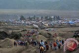 Wisatawan memadati kawasan padang pasir Gunung Bromo, Probolinggo, Jawa Timur, Kamis (21/7). Wisata gunung tersebut ramai dikunjungi wisatawan dalam maupun luar negeri bertepatan dengan perayaan Yadnya Kasada. ANTARA FOTO/Umarul Faruq/wdy/16