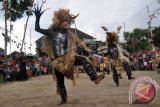 Sejumlah seniman menampilkan tari Grasak pada Festival Lima Gunung (FLG) XV di kawasan lereng GUnung Merbabu, Dusun Keron, Krogowanan, Sawangan, Magelang, Jateng, Kamis (21/7). FLG XV tahun ini dimeriahkan 50 kelompok seni yang terdiri dari ratusan seniman petani Komunitas Lima Gunung (Merapi, Merbabu, Andong, Sumbing, Menoreh) dan sejumlah seniman dari berbagai kota di pulau Jawa. FOTO ANTARA/Anis Efizudin/wdy/16