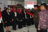 Wali Kota Kediri Abdullah Abu Bakar melantik pengurus Yayasan Kanker Indonesia (YKI) Kediri, Jawa Timur, Jumat (22/7). YKI diharapkan bisa memberikan edukasi serta pendampingan bagi warga yang terkena kanker. Di Indonesia, kanker serviks dan payudara menjadi penyakit dengan penderita tinggi di Indonsia. Antara Jatim/Foto/Asmaul Chusna/zk/16 
