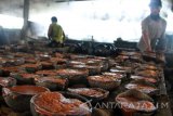 Pekerja mencetak gula tebu menggunakan alat bantu batok kelapa yang telah dipecah dan dikeringkan di kerajinan gula tebu Sumbergempol, Tulungagung, Jawa Timur, Jumat (22/7). Harga gula tebu olahan turun tipis dari sebelumnya berkisar Rp12 ribu per kilogram pada awal musim panen tebu (Februari) kini menjadi Rp11.500 dampak turunnya kualitas rendemen atau kadar gula dalam tebu rendah. Antara Jatim/Destyan Sujarwoko/zk/16