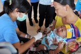 Petugas medis menyuntikkan vaksin polio ke bayi saat dimulainya Introduksi Vaksin Polio Suntik (IPV) 2016 di Gianyar, Bali, Jumat (22/7). Pencanangan program IPV secara nasional tersebut dimulai dari Provinsi Bali yang selanjutnya akan diteruskan pada bulan September 2016 di 33 provinsi di Indonesia. ANTARA FOTO/Nyoman Budhiana/i018/2016.