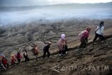 Sejumlah umat Hindu Tengger akan melakukan ritual labuh sesaji pada upacara Yadnya Kasada di kawah Gunung Bromo, Probolinggo, Jawa Timur, Kamis (21/7). Upacara Kasada di Gunung Bromo tersebut merupakan ritual warga suku Tengger dengan melarung hasil bumi atau ternak ke kawah Bromo sebagai wujud ungkapan rasa syukur kepada Sang Hyang Widi. Antara Jatim/M Risyal Hidayat/zk/16