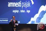 Presiden Joko Widodo menyampaikan sambutan saat sosialisasi kebijakan Amnesti Pajak di Medan, Sumatra Utara, Kamis (21/7). Melalui program pengampunan pajak yang berlaku hingga 31 Maret 2017 pemerintah memberikan kesempatan bagi semua wajib pajak dari seluruh kalangan untuk mendapatkan penghapusan atas pokok pajak terutang, sanksi administrasi perpajakan, dan sanksi pidana di bidang perpajakan dengan hanya membayar uang tebusan dengan tarif yang sangat ringan. ANTARA SUMUT/Irsan Mulyadi/16