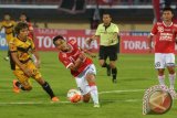 Pesepak bola Mitra Kukar Asri Akbar (kiri) berebut bola dengan pesepak bola Bali United Ricky Fajrin Saputra dalam dalam Torabika Soccer Championship 2016 di Stadion Wayan Dipta, Gianyar, Bali, Sabtu (23/7). Dalam pertandingan tersebut berakhir imbang dengan skor 1 : 1. ANTARA FOTO/Wira Suryantala/wdy/16.