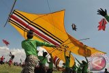 Sekelompok pemuda menerbangkan layang-layang Bebean atau ikan dalam kategori lomba layang-layang tradisional pada Festival ke-38 Layang-Layang Bali di Pantai Padanggalak, Denpasar, Minggu (24/7). Festival tahunan untuk mendukung pariwisata Bali tersebut berlangsung tiga hari yang diikuti 100 peserta dengan menampilkan 985 layang-layang tradisional dan kreasi baru. ANTARA FOTO/Nyoman Budhiana/i018/2016.