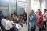 Menteri Pekerjaan Umum dan Perumahan Rakyat (PUPR) Mochamad Basoeki Hadimoeljono (kedua kanan) didampingi Walikota Surabaya Tri Rismaharini (kanan) meninjau lokasi pendaftaran ulang pelaksanaan 'Preparatory Committee (PrepCom) 3 for Habitat III' di Grand City Convex Surabaya, Jawa Timur, Minggu (24/7).  'PrepCom 3 for Habitat III' diikuti sekitar 167 negara dengan jumlah peserta sekitar 5000 orang tersebut konferensi rutin setiap 20 tahunan untuk membahas isu - isu lingkungan perumahan, permukiman dan perkotaan, untuk menghasilkan suatu kesepakatan yang bersifat global yang berlangsung pada 25-27 Juli mendatang di Surabaya. Antara Jatim/M Risyal Hidayat/zk/16
