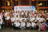 Foto bersama acara Halal Bihalal Idul Fitri 1437 H/2016 M Ikatan Keluarga Alumni Universitas Padjajaran (IKA UNPAD) Bandung, di gedung Mahan Agung, Bandarlampung. (ANTARA FOTO/Humas Pemprov Lampung/Dok).