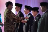 Wakil Gubernur Kalimantan Barat Christiandy Sanjaya menerima penghargaan Satya Lencana pembangunan bidang koperasi dan umkm dari presiden RI Joko Widodo (Foto Istimewa)