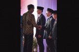 Wakil Gubernur Kalimantan Barat Christiandy Sanjaya menerima penghargaan Satya Lencana pembangunan bidang koperasi dan umkm dari presiden RI Joko Widodo (Foto Istimewa)