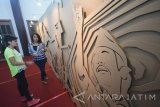 Pengunjung mengamati karya seni berbahan kardus dalam pameran 'Subcreation' di Balai Pemuda Surabaya, Jawa Timur, Senin (25/7). Pameran yang berkonsep ornamen dan dekoarasi hasil kerjasama dari Angger Wiranata dan Genie Anggita yang memamerkan sejarah kota Surabaya tersebut dalam rangka menyemarakan konferensi Preparatory Committee (PrepCom) 3 for Habitat III. Antara Jatim/M Risyal Hidayat/zk/16