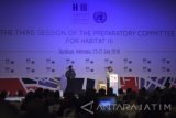Wakil Presiden Jusuf Kalla (kanan) memberikan pemaparan ketika pembukaan Preparatory Committee (PrepCom) III UN Habitat di Surabaya, Jawa Timur, Senin (25/7). Prepcom UN Habitat III yang dilaksanakan hingga 27 Juli tersebut merupakan persiapan pertemuan Persatuan Bangsa-Bangsa (PBB) tentang perumahan dan pembangunan perkotaan berkelanjutan  di Quito, Ekuador pada 17 Oktober 2016. Antara Jatim/Zabur Karuru/zk/16