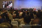 Menteri PUPR Basuki Hadimuljono (kiri) menyampaikan pemaparan saat digelar Preparatory Committee (PrepCom) III UN Habitat di Surabaya, Jawa Timur, Senin (25/7). Prepcom UN Habitat III yang dilaksanakan hingga 27 Juli tersebut merupakan persiapan pertemuan Persatuan Bangsa-Bangsa (PBB) tentang perumahan dan pembangunan perkotaan berkelanjutan  di Quito, Ekuador pada 17 Oktober 2016. Antara Jatim/Zabur Karuru/zk/16