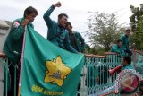 Mahasiswa dari Badan Eksekutif Mahasiswa (BEM) Unsyiah Aceh memanjat pagar kantor DPRA, saat aksi damai di Banda Aceh, Senin (25/7).  Aksi demo BEM Universitas Syiah Kuala (Unsyiah) itu menuntut anggota dewan dari lima fraksi di  DPR Aceh membatalkan kunjungan kerja ke Amerika, Australia, Spanyol, Swiss dan Maroko. ANTARA Aceh/Ampelsa/16
