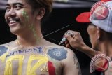 Seniman melukis tubuh dengan tema aksara Jawa saat acara 'Body Painting' Aksara Jawa di Taman Budaya Yogyakarta, Jumat (22/7). Acara melukis tubuh dengan aksara Jawa itu menjadi salah satu upaya pelestarian dan pengenalan aksara Jawa kepada masyarakat. ANTARA FOTO/Andreas Fitri Atmoko/wdy16.