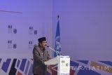 Gubernur Jawa Timur, Soekarwo, memberikan pemaparan ketika pembukaan Preparatory Committee (PrepCom) III UN Habitat di Surabaya, Jawa Timur, Senin (25/7). Prepcom UN Habitat III yang dilaksanakan hingga 27 Juli tersebut merupakan persiapan pertemuan Persatuan Bangsa-Bangsa (PBB) tentang perumahan dan pembangunan perkotaan berkelanjutan  di Quito, Ekuador pada 17 Oktober 2016. Antara Jatim/Zabur Karuru/16