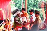 Wakil Presiden Jusuf Kalla menyerahkan penghargaan Kalpataru kepada Yohanes Wambrauw dalam kegiatan puncak peringatan Hari Lingkungan Hidup Sedunia Tingkat Nasional 2016 di Kota Siak Sri Indrapura, Kabupaten Siak, Riau, Jumat (22/7). Yohanes Wambrauw yang berasal dari Desa Indailon, Kabupaten Biak Numfor, Papua mendapatkan penghargaan Kalpataru kategori pengabdi lingkungan. ANTARA FOTO/Rony Muharrman/wdy/16