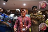 Walikota Surabaya Tri Rismaharini (tengah) berbincang dengan sejumlah walikota perempuan yang juga peserta PreCon III UN-Habitat ketika digelar pertemuan walikota se Asia-Pasifik di Surabaya, Jawa Timur, Minggu (24/7). Pertemuan tersebut membahas masalah-masalah yang dihadapi perempuan di seluruh dunia. ANTARA FOTO/Zabur Karuru/wdy/16