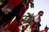 Ratusan siswa membawakan Tari Remo  Massal dalam 'Festival Tunjungan' di Sepanjang Jalan Tunjungan Surabaya, Selasa(26/7). Festival tersebut dalam rangka menyemarakkan  kegiatan Preparatory Committee (Prepcom) 3 for Habitat III yang diadakan di Kota Surabaya. Antara Jatim/Abdullah Rifai/zk/16