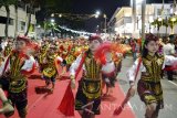 Ratusan siswa membawakan Tari Remo  Massal dalam 'Festival Tunjungan' di Sepanjang Jalan Tunjungan Surabaya, Selasa(26/7). Festival tersebut dalam rangka menyemarakkan  kegiatan Preparatory Committee (Prepcom) 3 for Habitat III yang diadakan di Kota Surabaya. Antara Jatim/Abdullah Rifai/zk/16