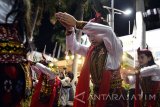 Ratusan siswa membawakan Tari Remo  Massal dalam 'Festival Tunjungan' di Sepanjang Jalan Tunjungan Surabaya, Selasa(26/7). Festival tersebut dalam rangka menyemarakkan  kegiatan Preparatory Committee (Prepcom) 3 for Habitat III yang diadakan di Kota Surabaya. Antara Jatim/Abdullah Rifai/zk/16