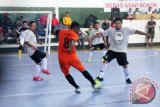 M Ridho, pemain futsal Kalsel menahan tendangan pemain Papua saat kedua tim bertemu dalam babak penyisihan grup ajang Porwanas XII Jawa Barat di lapangan Futsal Secapa TNI AD Bandung, Selasa (26/7). Dua tim Futsal Kalsel usia 40 tahun keatas memetik kemenangan atas Sumatera Barat 14-1 dan tim Futsal Kalsel Usia 40 tahun ke bawah menang atas Papua 4-3. Foto Antaranews Kalsel/Herry Murdy Hermawan 