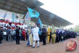 Defile Kontingen Kalimantan Selatan melintas di depan tribun utama Porwanas XII di lapangan bola UPI Bandung, Selasa (26/7). Porwanas XI yang berlangsung 25-30 Juli 2016 tersebut diikuti 1807 atlit wartawan dengan 10 cabang olahraga. Foto Antaranews Kalsel/Herry Murdy Hermawan