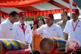 Wapres Jusuf Kalla (tengah) didampingi Mendikbud Anies Baswedan (kedua kanan), Kepala BNN Budi Waseso (kiri), dan Ketua PMI Sulsel Ichsan Yasin Limpo (kedua kiri) membuka Jumpa Bakti Gembira (Jumbara) Palang Merah (Remaja) di Bumi perkemahan Tonasa I, Kabupaten Pangkajene Kepulauan, Sulawesi Selatan, Selasa (26/7). Jumbara PMR Tingkat Nasional VIII diikuti 3.870 peserta terdiri dari 34 dan 10 perhimpunan negara sahabat. ANTARA FOTO/Sahrul Manda Tikupadang/wdy/16.