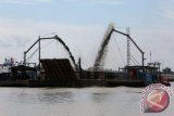 Aktivitas pekerja menambang pasir dengan menggunakan mesin penyedot di sungai Batanghari, Kota Jambi, Jambi, Senin (25/7). Aktivitas penambangan pasir di sungai Batanghari untuk memenuhi permintaan rekonstruksi masih menuai pro dan kontra meski beberapa perusahaan penambangan telah memiliki izin dari pihak terkait. ANTARA FOTO/Irwansyah Putra/pd/16.