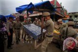 Petugas gabungan Satpol PP, Polisi dan Polisi Militer mengangkat paksa barang dan lapak dagangan pedagang saat penertiban pasar pagi Kota Lhokseumawe, Provinsi Aceh, Senin (25/7). Penertiban paksa puluhan lapak pedagang itu dilakukan karena pedagang membandel melanggar Ketertiban, Keamanan dan Kebersihan (K3) yang menyebabkan pasar semberaut dan mengganggu pengguna jalan. ANTARA FOTO/Rahmad/foc/16.