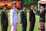 Presiden Joko Widodo menyematkan tanda pangkat kepada prajurit berprestasi pada upacara Prasetya Perwira (Praspa) TNI-Polri 2016 di lapangan Sapta Marga Komplek Akademi Militer Magelang, Jawa Tengah, Selasa (26/7). Presiden Joko Widodo melantik sebanyak 720 perwira remaja yang terdiri dari lulusan Akademi Militer (Akmil) 221 orang, Akademi Angkatan Laut (AAL) 91 orang , Akademi Angkatan Udara (AAU) 108 orang dan taruna Akademi Kepolisian (Akpol) 300 orang. ANTARA FOTO/Anis Efizudin/wdy/16.