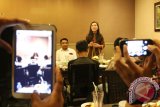 Tokoh muda Sumut, Ade Sandrawati Purba (tengah) menyampaikan pandangannya tentang Sumatera Utara pada silaturahmi dengan jurnalis, di Medan, Selasa (26/7). Silaturahmi tersebut dalam rangka membahas peran media dalam penyampaian informasi di Sumatera Utara. ANTARA SUMUT/Irsan Mulyadi/16