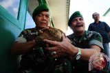 Dua anggota TNI AD memperlihatkan mortir hasil penemuan warga yang diamankan di Kodim 1207/BS di Pontianak, Kalbar, Rabu (27/7). Mortir yang diduga merupakan peninggalan militer Belanda pada masa Perang Dunia ke-II tersebut, ditemukan para pekerja ketika menggali tanah di depan Kantor Komisi Pemilihan Umum (KPU) Pontianak pada Rabu (27/7) pagi. ANTARA FOTO/Jessica Helena Wuysang/16