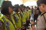 Polisi memeriksa ponsel pintar milik bintara Polisi Wanita (Polwan) saat razia permainan virtual berbasis Global Positioning System (GPS) Pokemon Go di Mapolresta Madiun, Jawa Timur, Rabu (27/7). Razia tersebut untuk merespon instruksi Kapolri tentang larangan bermain permainan Pokemon Go bagi anggota polisi. Antara Jatim/Foto/Siswowidodo/zk/16