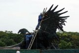 Pekerja menyusun rangkaian Patung burung Garuda karya Nyoman Nuarta di kawasan bandar udara internasional Soekarno Hatta, Tangerang, Banten, Senin (25/7). Patung burung Garuda setinggi 18 meter dengan berat 20 ton itu pemasangannya ditargetkan selesai pada 17 Agustus mendatang dan menjadi ikon baru bagi bandara Soekarno Hatta. (Foto Lucky R.)