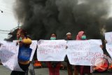 Sejumlah pedagang Pasar Aksara membentangkan poster ketika berunjuk rasa, di Medan, Sumatera Utara, Kamis (28/7). Mereka meminta Pemkot Medan membangun tempat berdagang mereka di dekat lokasi pasar yang terbakar pada pertengahan Juli 2016. ANTARA SUMUT/Irsan Mulyadi/16