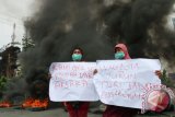 Sejumlah pedagang Pasar Aksara membentangkan poster ketika berunjuk rasa, di Medan, Sumatera Utara, Kamis (28/7). Mereka meminta Pemkot Medan membangun tempat berdagang mereka di dekat lokasi pasar yang terbakar pada pertengahan Juli 2016. ANTARA SUMUT/Irsan Mulyadi/16