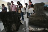 Sejumlah wisatawan mancanegara peserta Festival Pariwisata Kemitraan mengamati arca di museum Airlangga, Kota Kediri, Jawa Timur, Kamis (28/7). Festival yang diikuti oleh wisatawan dari sepuluh negara tersebut didukung oleh sejumlah biro wisata, perhotelan, dan pemerintah daerah setempat guna memprosikan destinasi wisata budaya ke dunia internasional. Antara jatim/Prasetia Fauzani/zk/16