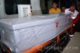 Petugas bandara memasukkan peti jenazah korban kapal tenggelam di perairan Johor Bahru, Malaysia kedalam mobil ambulance ketika tiba di terminal kargo Juanda, Sidoarjo, jawa Timur, Kamis (28/7) malam. Sebanyak 62 penumpang 20 orang dinyatakan hilang, 34 ditemukan dalam kondisi hidup, delapan warga negara Indonesia (WNI) ditemukan tewas tenggelam, lima diantaranya berasal dari jawa timur. Antara Jatim/Umarul Faruq/zk/16