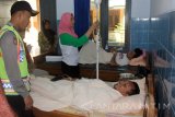 Sejumlah warga korban keracunan massal dirawat di salah satu Klinik di Kecamatan Wonotirto, Blitar, Jawa Timur, Kamis (28/7). Sebanyak 30 warga Desa Wonotirto Kecamatan Wonotirto tersebut terpaksa dilarikan ke klinik untuk mendapatkan perawatan intensif, setelah mengalami gejala keracunan usai menyantap soto ayam yang disajikan dalam sebuah hajatan desa. Antara Jatim/Irfan Anshori/16