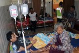 Sejumlah warga korban keracunan massal dirawat di salah satu Klinik di Kecamatan Wonotirto, Blitar, Jawa Timur, Kamis (28/7). Sebanyak 30 warga Desa Wonotirto Kecamatan Wonotirto tersebut terpaksa dilarikan ke klinik untuk mendapatkan perawatan intensif, setelah mengalami gejala keracunan usai menyantap soto ayam yang disajikan dalam sebuah hajatan desa. Antara Jatim/Irfan Anshori/16