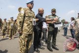 Panglima TNI Jenderal TNI Gatot Nurmantyo (kanan) membawa 'clapper board' sebagai tanda dimulainya syuting perdana film Garuda 23 di Bandara Halim Perdana Kusuma, Jakarta, Jumat (29/7). Film tersebut mengisahkan tentang Pasukan Perdamaian Kontingen Garuda yang di tugaskan di Lebanon pada tahun 1973. ANTARA FOTO/Muhammad Adimaja/wdy/16