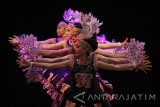 Sejumlah penari dari Marlupi Dance Academy tampil membawakan Tari Rhythm of Bali saat jumpa pers di Balai Pemuda, Surabaya, Jawa Timur, Kamis (28/7). Penampilan kolaborasi antara tari balet dan cerita tradisional tersebut bertujuan untuk memberikan hiburan bagi masyarakat Surabaya secara gratis usai perhelatan Preparatory Committee (Prepcom) 3 for UN Habitat III. Antara Jatim/Moch Asim/zk/16