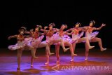 Sejumlah penari dari Marlupi Dance Academy tampil membawakan Tari Rhythm of Bali saat jumpa pers di Balai Pemuda, Surabaya, Jawa Timur, Kamis (28/7). Penampilan kolaborasi antara tari balet dan cerita tradisional tersebut bertujuan untuk memberikan hiburan bagi masyarakat Surabaya secara gratis usai perhelatan Preparatory Committee (Prepcom) 3 for UN Habitat III. Antara Jatim/Moch Asim/zk/16