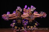 Sejumlah penari dari Marlupi Dance Academy tampil membawakan Tari Rhythm of Bali saat jumpa pers di Balai Pemuda, Surabaya, Jawa Timur, Kamis (28/7). Penampilan kolaborasi antara tari balet dan cerita tradisional tersebut bertujuan untuk memberikan hiburan bagi masyarakat Surabaya secara gratis usai perhelatan Preparatory Committee (Prepcom) 3 for UN Habitat III. Antara Jatim/Moch Asim/zk/16