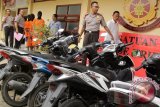 Kapolresta Banda Aceh, Kombes pol T Saladin (kedua kanan)  menghadirkan sejumlah tersangka bersma barang bukti sepedamotor saat gelar perkara di  Banda Aceh, Kamis (28/7). Polresta Banda Aceh mengamankan tiga tersangka yang merupakan sindikat pencurian kendaraan bersama barang bukti lima unit sepedamotor. ANTARA Aceh/Ampelsa/16.

