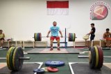 Sejumlah lifter Indonesia saat mengikuti Pelatnas angkat besi di Kawasan Stadion Utama Gelora Bung Karno Jakarta. Sebanyak tujuh lifter yang terdiri atas lima putra dan dua putri melakukan latihan di Cape Town, Afrika Selatan pada juli 2016 sebelum terjun di Olimpiade Rio Agustus 2016.  (ANTARA FOTO/Wahyu Putro A/Dok).


