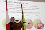 Menteri Kesehatan RI, Nila Djuwita F Moeloek, memberikan materi pada Seminar Nasional di Univesitas Islam Negeri, Banda Aceh, Aceh,Sabtu (30/7). Seminar sehari yang diselenggarakan  Alumni Kedokteran Universitas Syiah Kuala dan dihadiri mahasiswa kedokteran itu mengangkat tema terkini. 