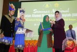 Menteri Kesehatan RI, Nila Djuwita F Moeloek ( kanan) menerima cenderamata dari panitia seminar  usai  memberikan materi pada Seminar Nasional di Univesitas Islam Negeri, Aceh, Banda Aceh, Sabtu (30/7). Seminar sehari yang diselenggarakan  Alumni Kedokteran Universitas Syiah Kuala dan dihadiri mahasiswa kedokteran itu mengangkat tema terkini   